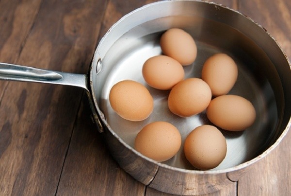 Chuẩn bị luộc trứng - luộc trứng bao lâu