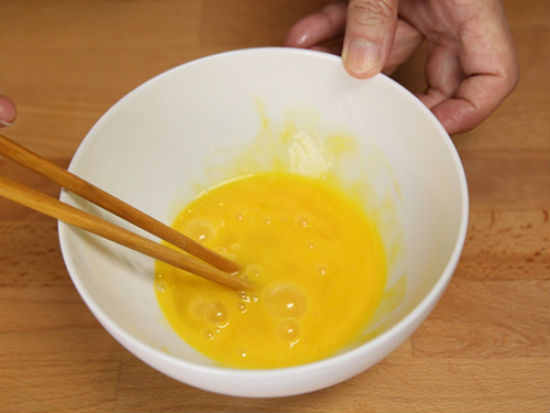 Sơ chế trứng làm món đậu phụ tẩm bột chiên xù