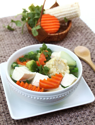Món canh với rất nhiều loại rau củ được nấu chung với đậu phụ non thích hợp trong những ngày nắng nóng.