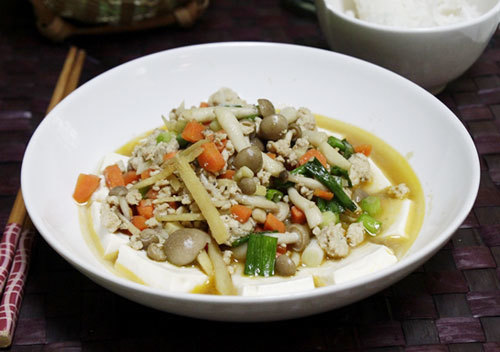 Một biến tấu nữa của món ăn khi đậu phụ non được xào chung với nấm, cà rốt đem lại cảm giác lạ miệng cho bữa cơm gia đình.